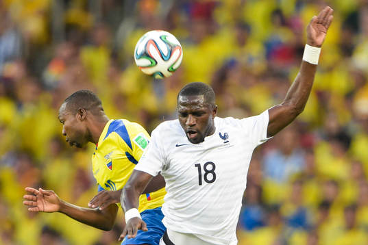 Ecuadors Walter Ayovi i nickduell med Frankrikes Moussa