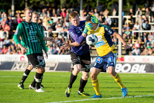 Varbergs målvakt Joakim Wulff kopplar grepp på Ljungskiles Hannes Stiller