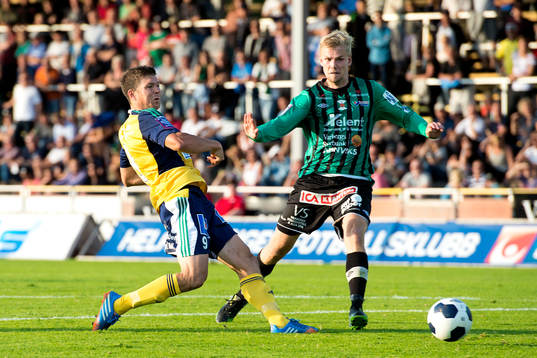Ljungskiles Hannes Stiller i kamp med Varbergs Erik Lund