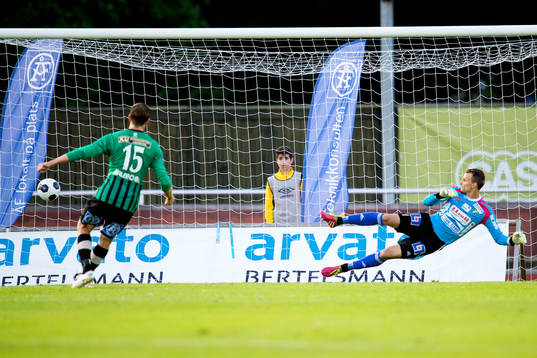 Varbergs Alexander Mellqvist sätter en straff bakom Ljungskiles målvakt Alex Horwath