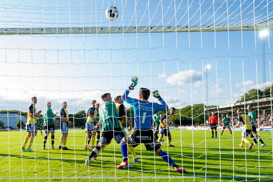 Varbergs Alexander Mellqvist  och Ljungskiles målvakt Alex Horwath ser bollen gå i ribban och ut