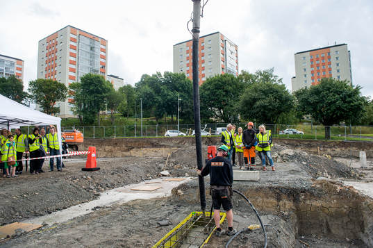 Anna Johansson,  kommunalråd (S) och ordförande i idrotts- och föreningsnämnden, gjuter ett fundament