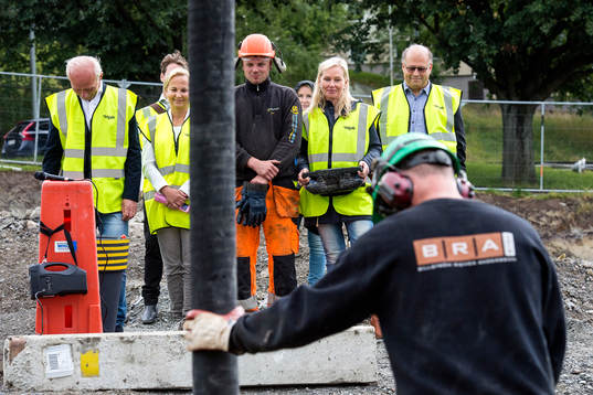 Anna Johansson,  kommunalråd (S) och ordförande i idrotts- och föreningsnämnden, gjuter ett fundament
