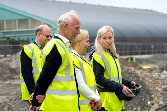 Anna Johansson,  kommunalråd (S) och ordförande i idrotts- och föreningsnämnden, gjuter ett fundament och samtalar med GotEvents VD Lotta Nibell och BK Häckens ordförande Dennis Andersson