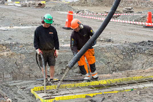 Byggjobbare på platsen Rambergsvallen låg innan och där Häckens nya hemmaarena håller på att byggas den 27 juni 2014 i Göteborg.