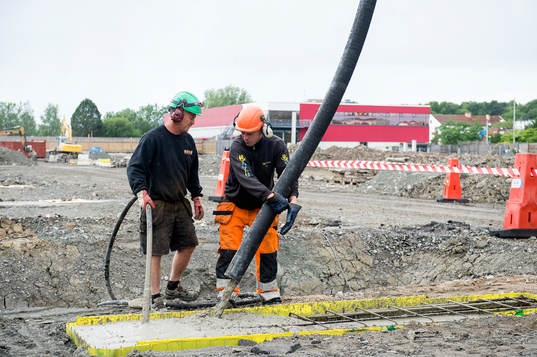 Byggjobbare på platsen Rambergsvallen låg innan och där Häckens nya hemmaarena håller på att byggas den 27 juni 2014 i Göteborg.