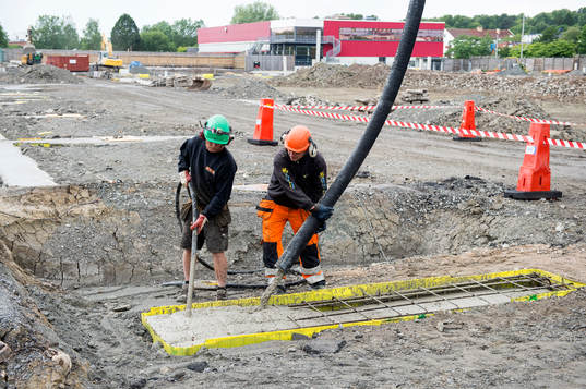 Byggjobbare på platsen Rambergsvallen låg innan och där Häckens nya hemmaarena håller på att byggas den 27 juni 2014 i Göteborg.