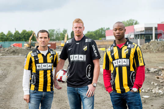 Häckenspelarna Martin Ericsson, målvakt Christoffer Källqvist och Carlos Strandberg på platsen där Rambergsvallen tidigare låg och där Häckens nya hemaarena håller på att byggas den 27 juni 2014 i Göteborg.