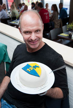 Thomas Ravelli med jubileumstårtan