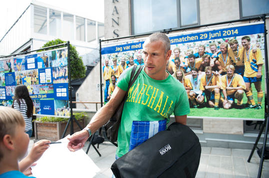 Henrik Larsson skriver autografer