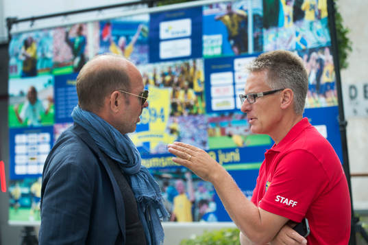 Arrangören Bosse Nilsson samtalar med Thomas Ravelli