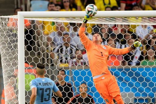 Uruguays målvakt Fernando Muslera räddar