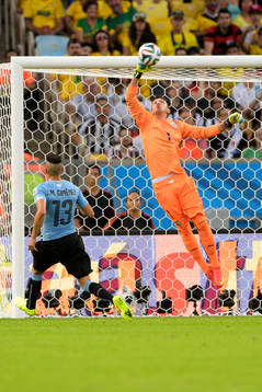 Uruguays målvakt Fernando Muslera räddar