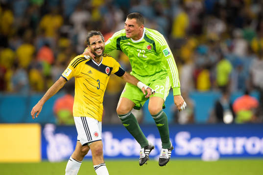 Colombias Mario Yepes och målvakt Faryd Mondragon jublar efter fotbollsmatchen mellan Colombia och Uruguay