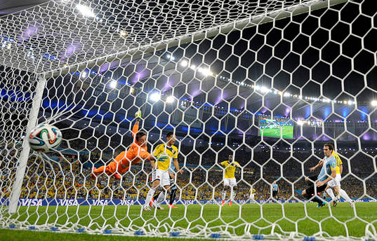 Colombias James Rodriguez gör 2-0 målet bakom Uruguays  målvakt Fernando Muslera