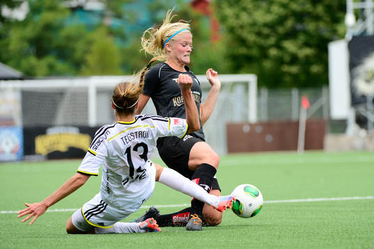 AIKs Madeleine Tegström och Göteborgs Kathlene Fernström
