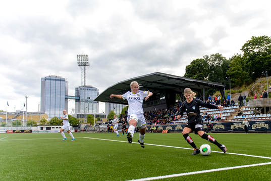 AIKs Maja Andersson täcker skott från Göteborgs Andrine Hegerberg