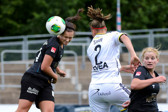 Göteborgs Julia Wahlberg i nickduell med AIKs Maija Saari