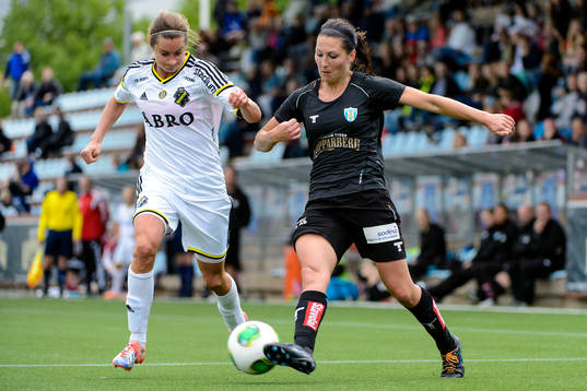 AIKs Madeleine Tegström i närkamp med Göteborgs Anna Ahlstrand