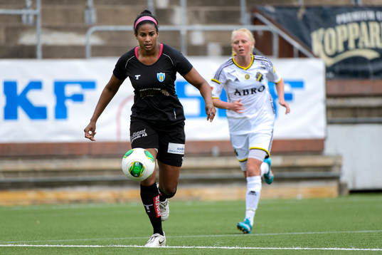 Göteborgs Rashidat Sade Thomas-Ayinde med bollen