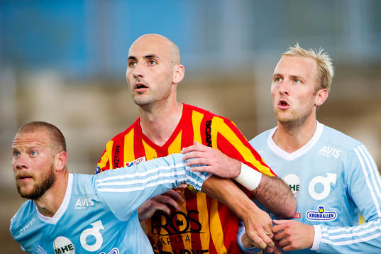 Degerfors Peter Samuelsson och Niklas Klingberg i kamp med Syrianskas Dinko Felic (mitten)