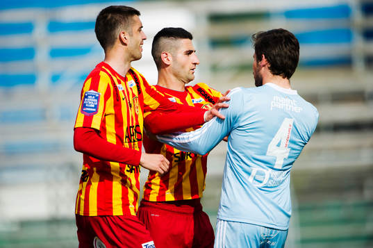 Syrianskas Uros Delic och Robert Massi i dispyt med Degerfors Marcus De Bruin