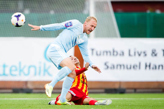 Degerfors Niklas Klingberg i kamp med Syrianskas Louay Chanko