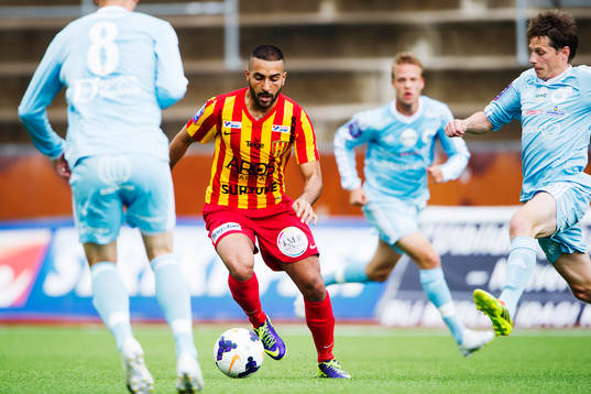 Syrianskas Charbel George utmanas av Degerfors Patrik Anttonen