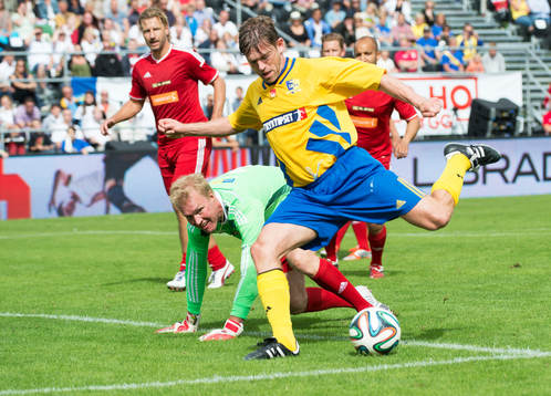 Jesper Blomqvist rundar Kenny Jönsson i jubileumsmatchen VM-laget 1994 i Grevie 29  juni.