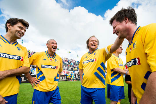 VM-laget 1994s Pontus Kåmark, Henrik Larsson, Jonas Thern och Stefan Schwarz skojar