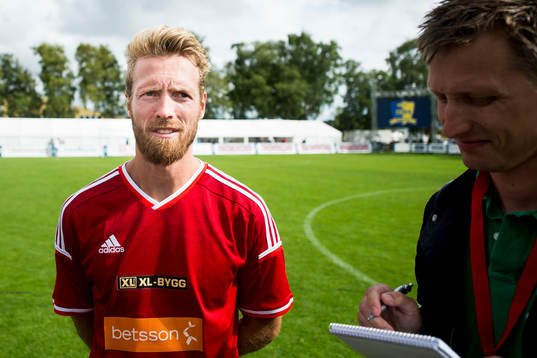 Motståndarlagets Christian Wilhelmsson