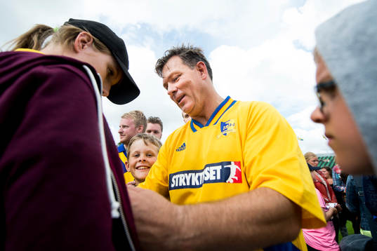 VM-laget 1994s Pontus Kåmark skriver autografer