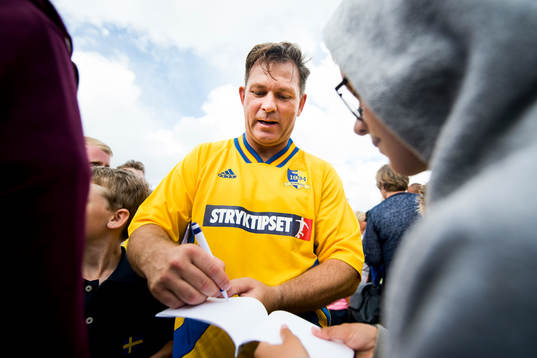 VM-laget 1994s Pontus Kåmark skriver autografer