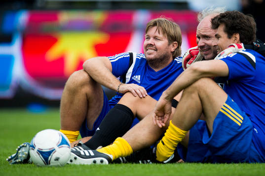 VM-laget 1994s Tomas Brolin, målvakt Thomas Ravelli och Niklas Strömstedt poserar för en bild