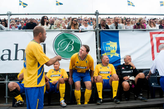 VM-laget 1994s Teddy Lucic, Henrik Larsson, Pontus Kåmark, Håkan Mild och målvakt Lars Eriksson på bänken
