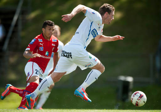 Helsingborgs Arnor Smarason steget före Kalmars Ismael Silva Lima i träningsmatchen i fotboll mellan Helsingborg och Kalmar i Bromölla 30 juni.