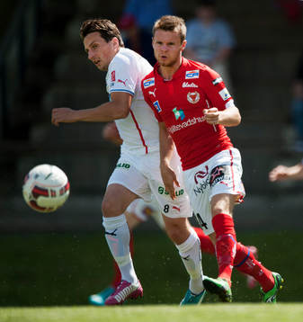 Helsingborgs Ardian Gashi och Kalmars Måns Söderqvist i träningsmatchen i fotboll mellan Helsingborg och Kalmar i Bromölla 30 juni.