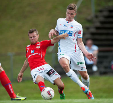 Kalmars Måns Söderqvist och Helsingborgs Carl Johansson i träningsmatchen i fotboll mellan Helsingborg och Kalmar i Bromölla 30 juni.