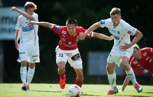 Helsingborgs Carl Johansson försöker stoppa en Kalmar-spelare i träningsmatchen i fotboll mellan Helsingborg och Kalmar i Bromölla 30 juni.