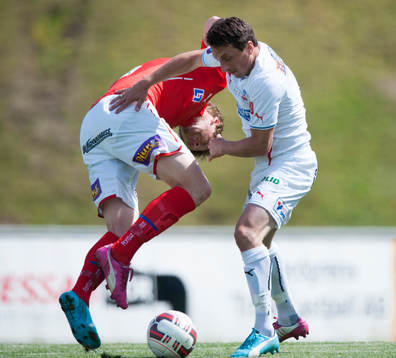 Helsingborgs Ardian Gashi borttar ner en Kalmar-spelare i träningsmatchen i fotboll mellan Helsingborg och Kalmar i Bromölla 30 juni.
