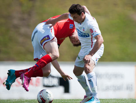 Helsingborgs Ardian Gashi borttar ner en Kalmar-spelare i träningsmatchen i fotboll mellan Helsingborg och Kalmar i Bromölla 30 juni.