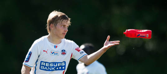 Helsingborgs Jere Uronen kastar vattenflaskan i träningsmatchen i fotboll mellan Helsingborg och Kalmar i Bromölla 30 juni.