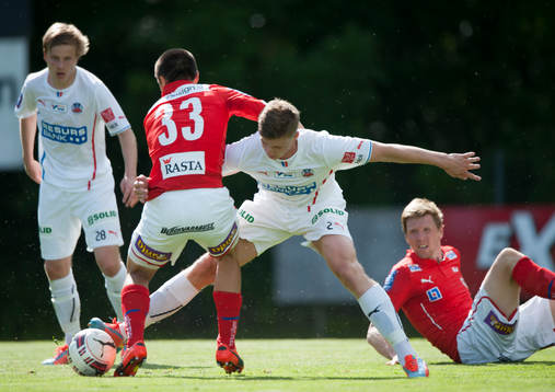 Helsingborgs Emil Krafth försöker stoppa en Kalmar-spelare i träningsmatchen i fotboll mellan Helsingborg och Kalmar i Bromölla 30 juni.
