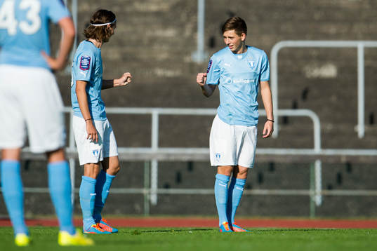 Malmö FFs Pawel Cibicki (tv) och Petar Petrovic (th) avgör vem som ska slå frisparken med 