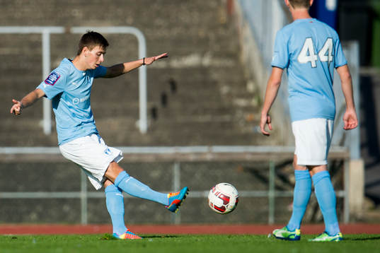 Malmö FFs Petar Petrovic skjuter en frispark