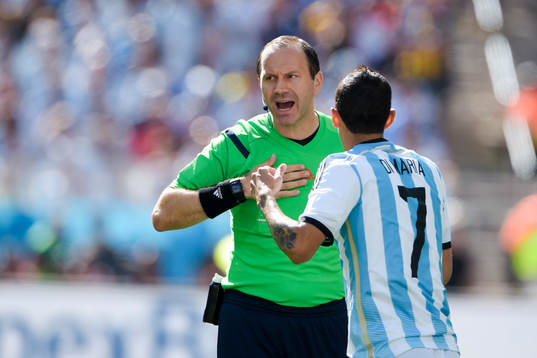 Jonas Eriksson, domare och Argentinas Angel Di Maria