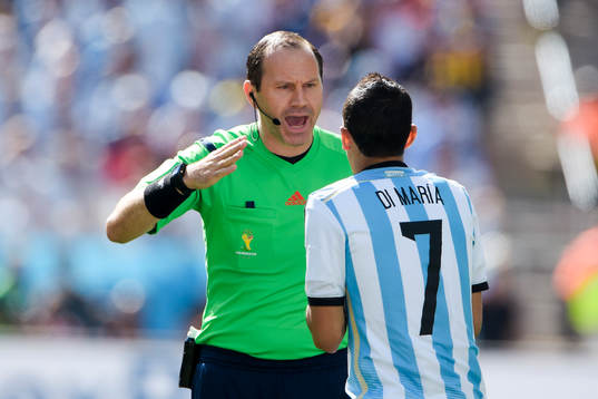 Jonas Eriksson, domare och Argentinas Angel Di Maria