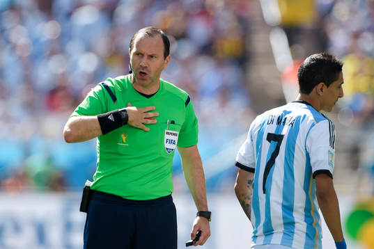 Jonas Eriksson, domare och Argentinas Angel Di Maria