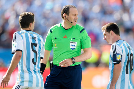 Jonas Eriksson, domare och Argentinas Fernando Gago och Lionel Messi