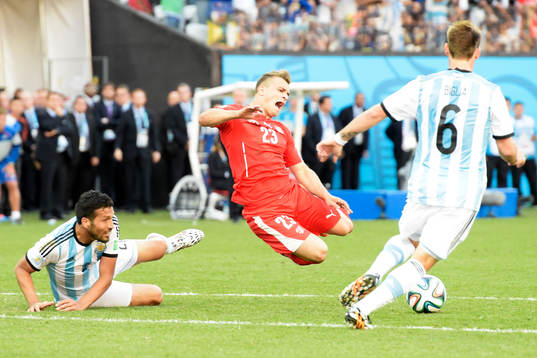 Schweiz Xherdan Shaqiri fälls och får frispark i slutminuten